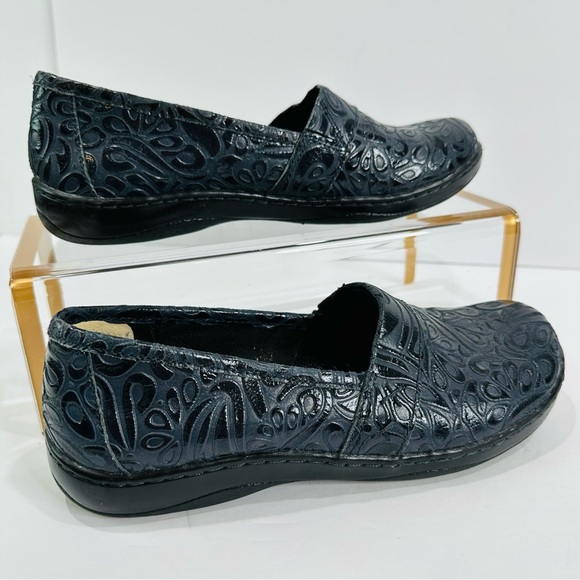 ๐ BOC BORN CONCEPT BLUE EMBOSSED LEATHER WOMENS SIZE 7.5 GREAT CONDITION - Picture 2 of 9